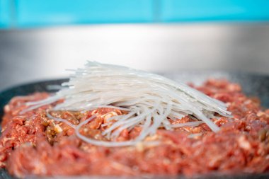 Yakın plan cam erişteli çiğ et.