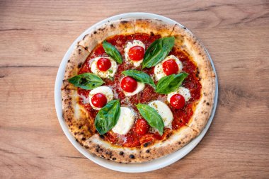 Kiraz domatesli Margherita pizza.