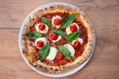 Caprese tarzı pizza üst görünümü