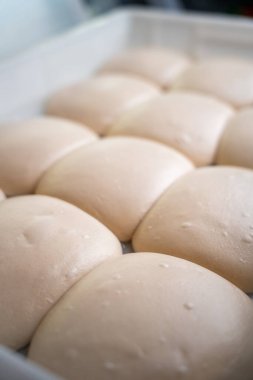 Kızarmış biftek, patates kızartması ve soslu restoran tabağı.