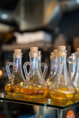 Kızarmış biftek, patates kızartması ve soslu restoran tabağı.