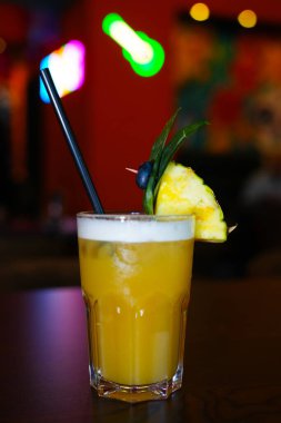 Kızarmış biftek, patates kızartması ve soslu restoran tabağı.