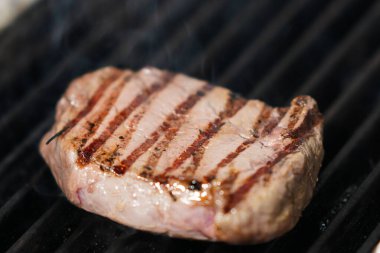 Kızarmış biftek, patates kızartması ve soslu restoran tabağı.