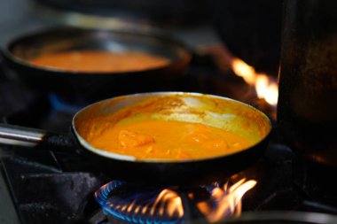 Kızarmış biftek, patates kızartması ve soslu restoran tabağı.