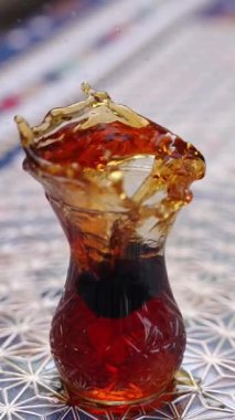 Doğu çayı armudu bardağında, şekerli yakın plan.