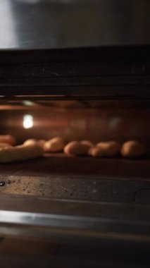 Fırından yeni çıkarılmış taze ekmek pişirme işlemi 