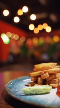 Zarif bir restoranda gurme bifteği.