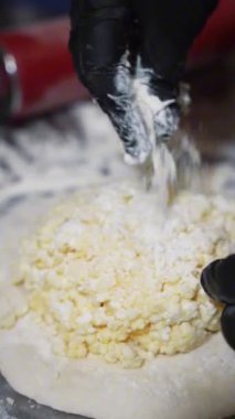 Peynirli ekmek yapma süreci - yakın plan