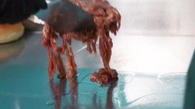 Sıcak tavada pişen çiğ sığır eti.