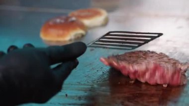 Izgara pişirme sahnesinde köfte ezmek.