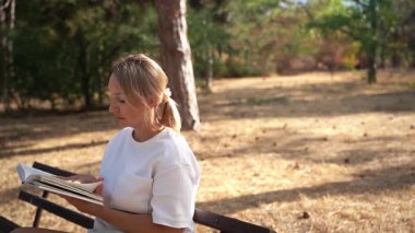 Parkta kitap okuyan kadın.