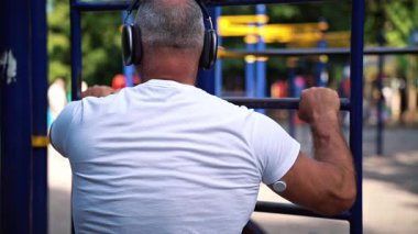 Eğitimden sonra glukoz izleyici sensörü olan adam dinleniyor 