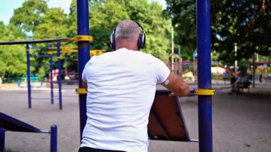 Glikoz izleme sensörlü bir adam şınav çekiyor. 