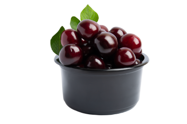 Siyah kirazlar siyah kasenin önünde, şeffaf arka planda izole edilmiş, PNG