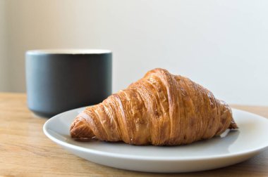 Kahvaltı manzaralı kruvasan ve bir fincan kahve. Yüksek kalite fotoğraf