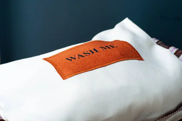 Siyah arka planda beyaz çamaşır torbası. Yüksek kalite fotoğraf