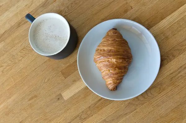 Kahvaltıda kruvasan ve bir fincan kahve. Yüksek kalite fotoğraf