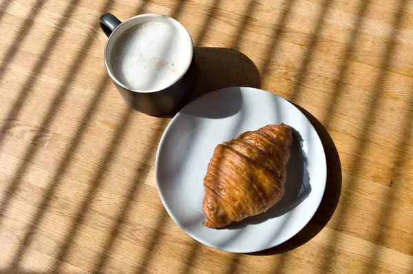 Kahvaltıda kruvasan ve bir fincan kahve. Yüksek kalite fotoğraf