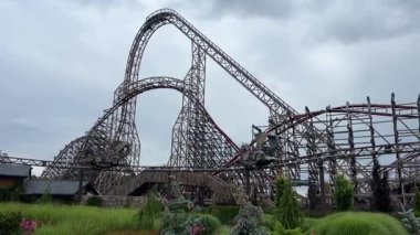 Yüksek hızlı bir hız treni lunaparkta dik bir piste tırmanıyor..