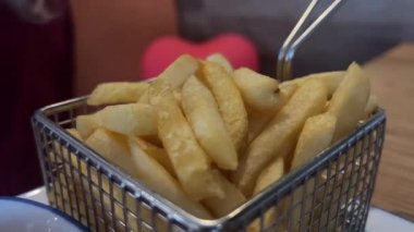 Çocukların elini kapat. Fast food ile birlikte masadan patates kızartması al.. 