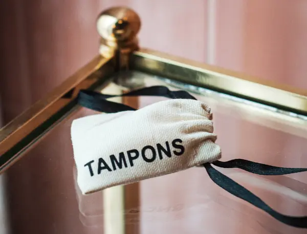 Bulanık arkaplanlı 'tampon' yazılı beyaz çanta. Kadınlar için. yatay resim