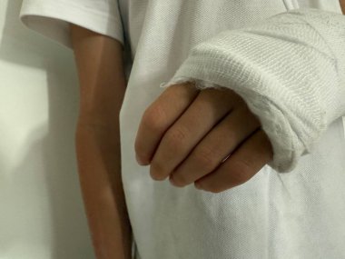 Yaralanan kol, kazadan sonra beyaz bandajla sarılmış.. 