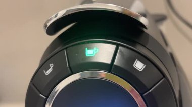 Kahve makinesi kontrol paneli yanıp sönen yeşil ışık, yakın görüş. 