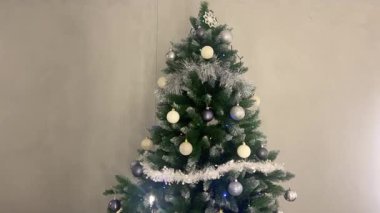 Gümüş çelenk ve mücevherlerle süslenmiş Noel ağacı, tatil geçmişi..