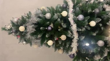 Gümüş çelenk ve mücevherlerle süslenmiş Noel ağacı, tatil geçmişi..