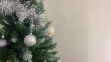 Gümüş çelenk ve mücevherlerle süslenmiş Noel ağacı, tatil geçmişi..