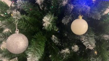 Gümüş çelenk ve mücevherlerle süslenmiş Noel ağacı, tatil geçmişi..