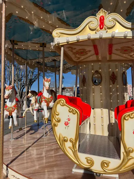 Güneşli bir günde lunaparkta dönen renkli atlı karıncalar.. 