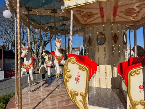 Güneşli bir günde lunaparkta dönen renkli atlı karıncalar.. 