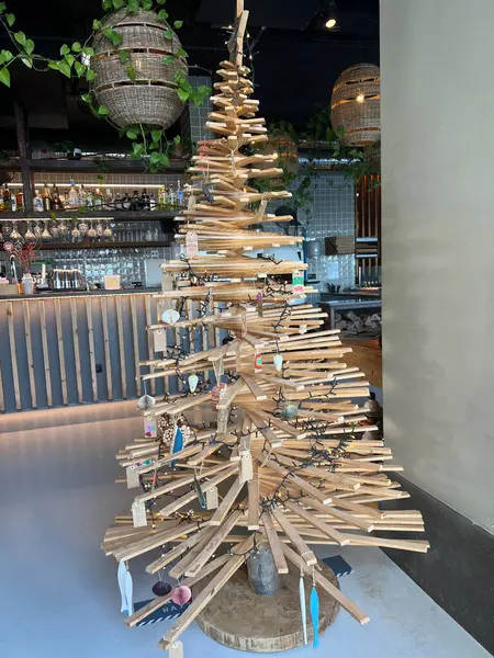Modern kafenin içindeki eko ahşap Noel ağacı, tatil süslemesi.. 