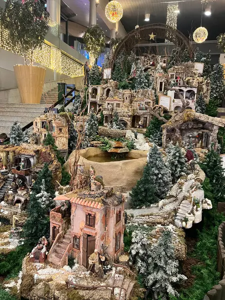 Minyatür köy ve dekorasyonlu geleneksel Noel doğumu sahnesi. 