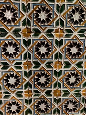 Karmaşık yıldız motifli seramik seramik seramik kaplamaları ve geleneksel işçilikten esinlenerek çok renkli detaylar..