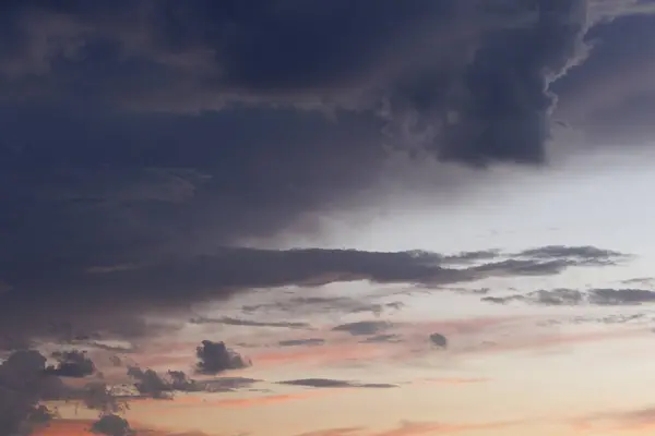 Bulutlar muhteşem bir şekilde gelişiyor. Bu fotoğraf günbatımında çekildi..