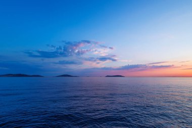 Güzel deniz manzarası. Deniz ve adalar üzerinde gün batımı.