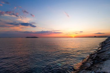 Denizde gün batımı. Denizin üzerinde güzel bir gün batımı. Denizin üzerinde gün batımı.