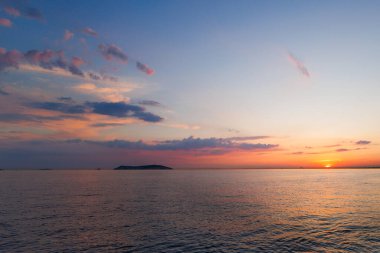 Denizin üzerinde güzel bir gün batımı