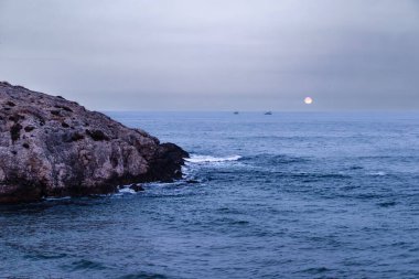 Güzel deniz manzarası ve turuncu ay.