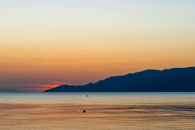 Denizin üzerinde gün batımı