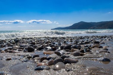 Kayalarla ve mavi gökyüzüyle deniz manzarası
