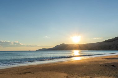 Deniz kıyısında gün batımı Güzel bir gökyüzü ve bulutlarla.