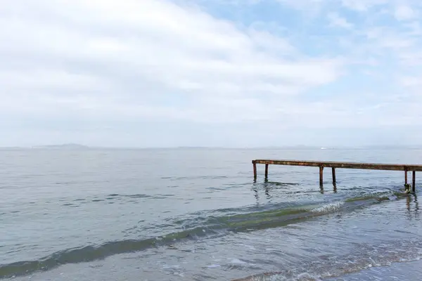 Sahildeki ahşap iskele.