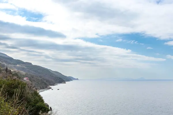 Sicilya dağlarında küçük bir kasabanın güzel deniz manzarası