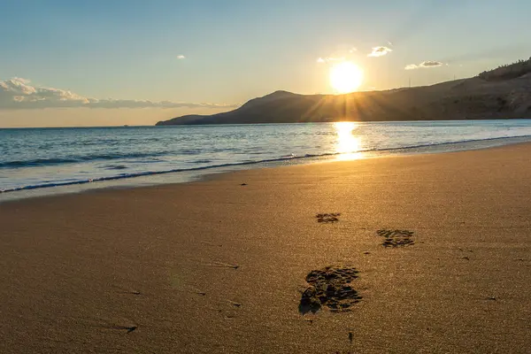 Akşamları kumsalda güzel bir gün batımı