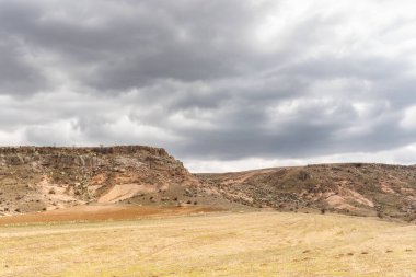 Kayalık tepelerin güzel manzarası
