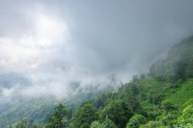 Bulutlu güzel dağ manzarası
