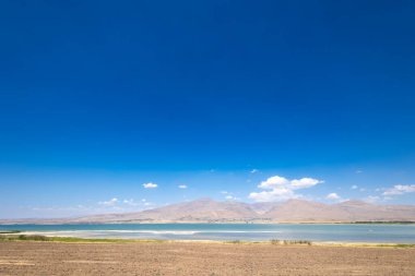 Göl manzaralı mavi gökyüzü ve Van Gölü